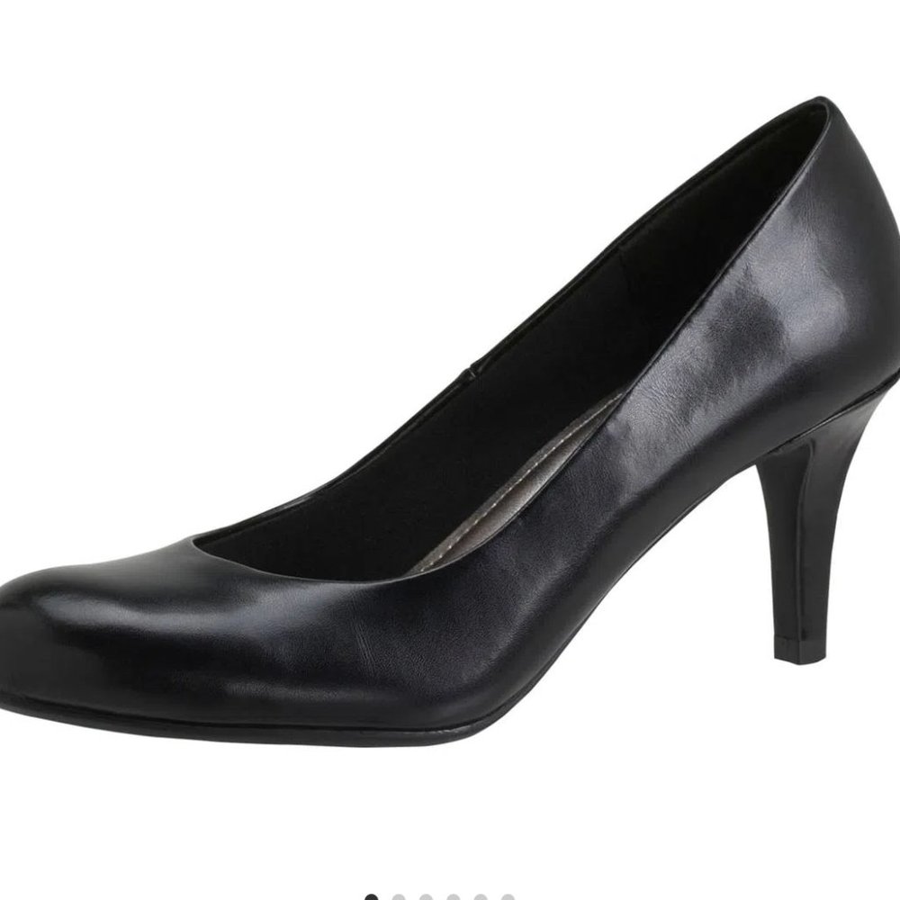 Comfortable black pumps